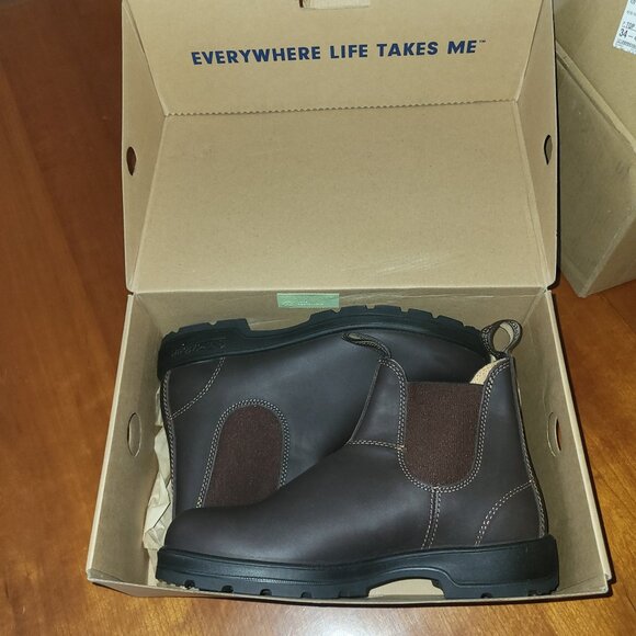 Blundstone 550, walnut brown. Brand new unworn. Size 9.5 US Mens